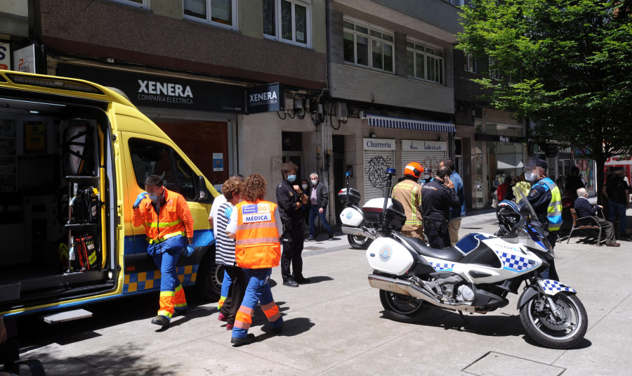 Los vehículos de emergencias llenan la calle Barcelona debido a un fuego