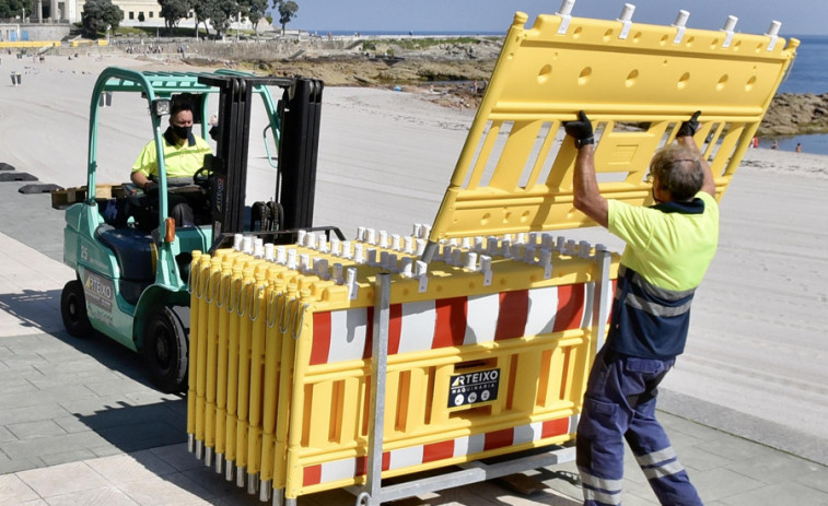 Las vallas amarillas hacen acto de presencia en la playa de Riazor por segundo año