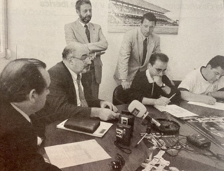 Hace 25 años: Txiki Benegas critica a Lendoiro por despilfarro en la Diputación