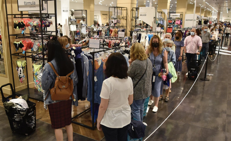 El outlet urbano de El Corte Inglés en Marineda desborda las previsiones en su apertura