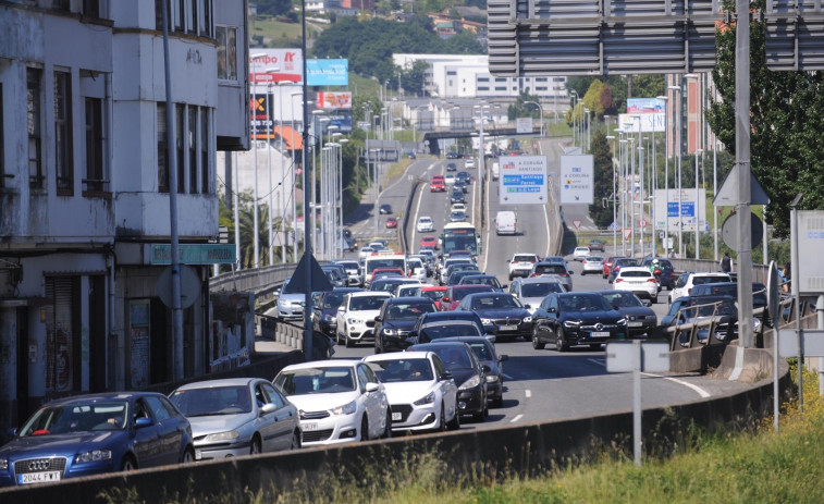 El calor y las obras complican todavía más el tráfico para salir de la ciudad