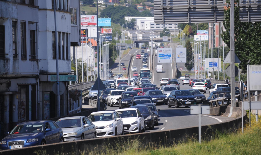 El calor y las obras complican todavía más el tráfico para salir de la ciudad