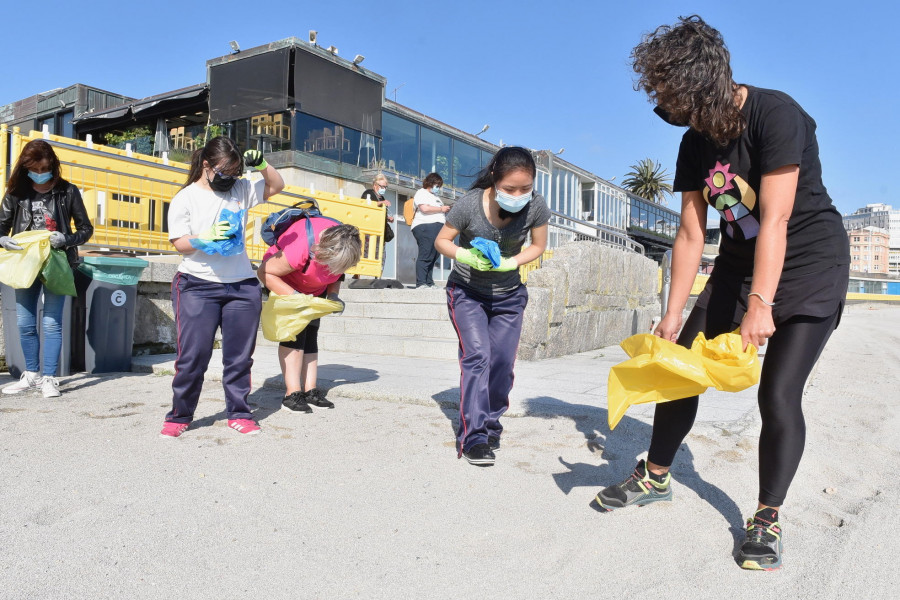 Los alumnos de Aspronaga participan en una recogida de basura en la playa de Riazor