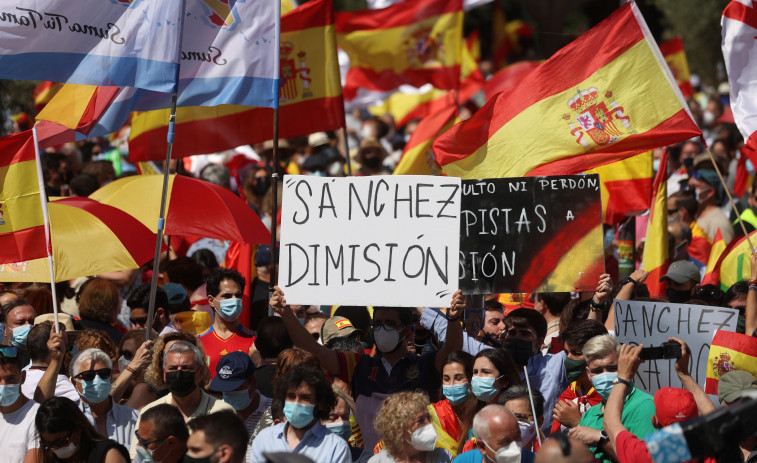 Miles de personas llenan la Plaza de Colón para protestar por los indultos