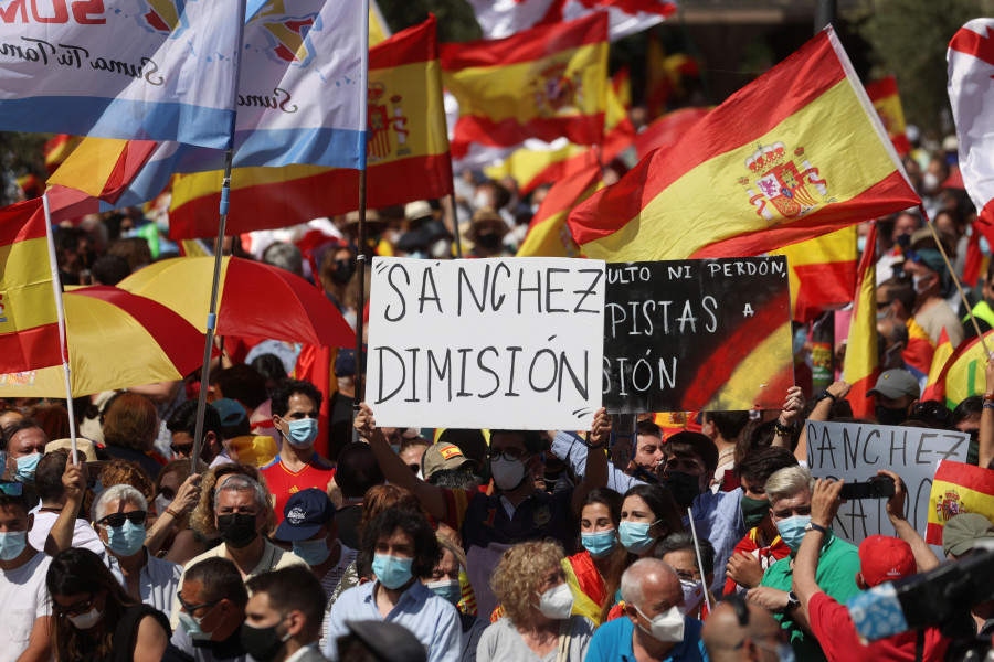 Miles de personas llenan la Plaza de Colón para protestar por los indultos