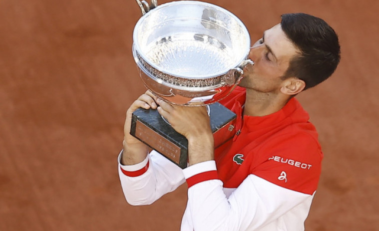 Djokovic reconquista París tras remontar a Tsitsipas