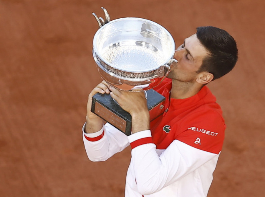 Djokovic reconquista París tras remontar a Tsitsipas