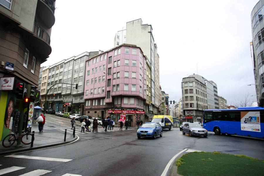 Un motorista atropella a una mujer en una rotonda de la avenida de Oza y se da a la fuga