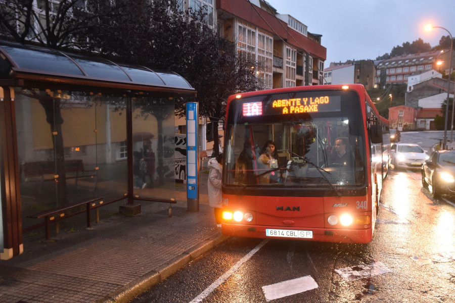 Dos personas resultan heridas al colisionar un autobús urbano y un turismo en A Coruña