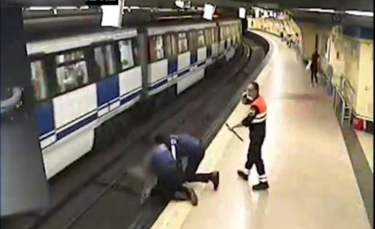 Agentes municipales rescatan a una chica que saltó a las vías del Metro en Madrid