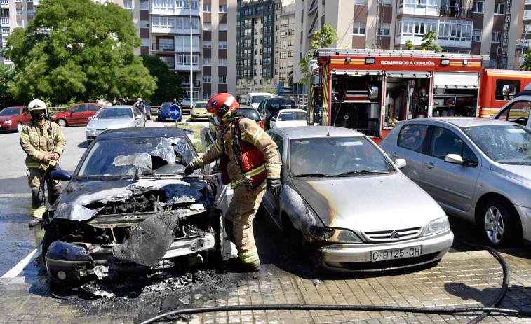 Dos coches afectados por las llamas en Monelos