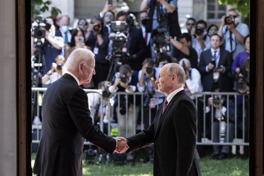 Biden y Putin: apretón de manos, palabras corteses y caos entre la prensa
