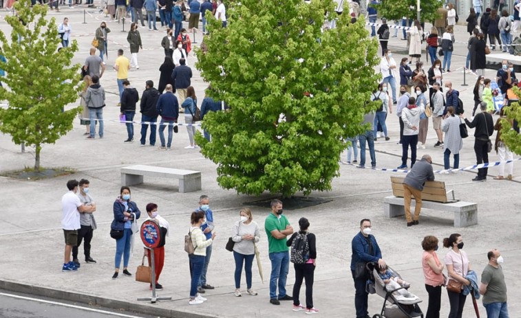 Colas de hasta dos horas en ExpoCoruña en el segundo día  con más citados  para vacunarse