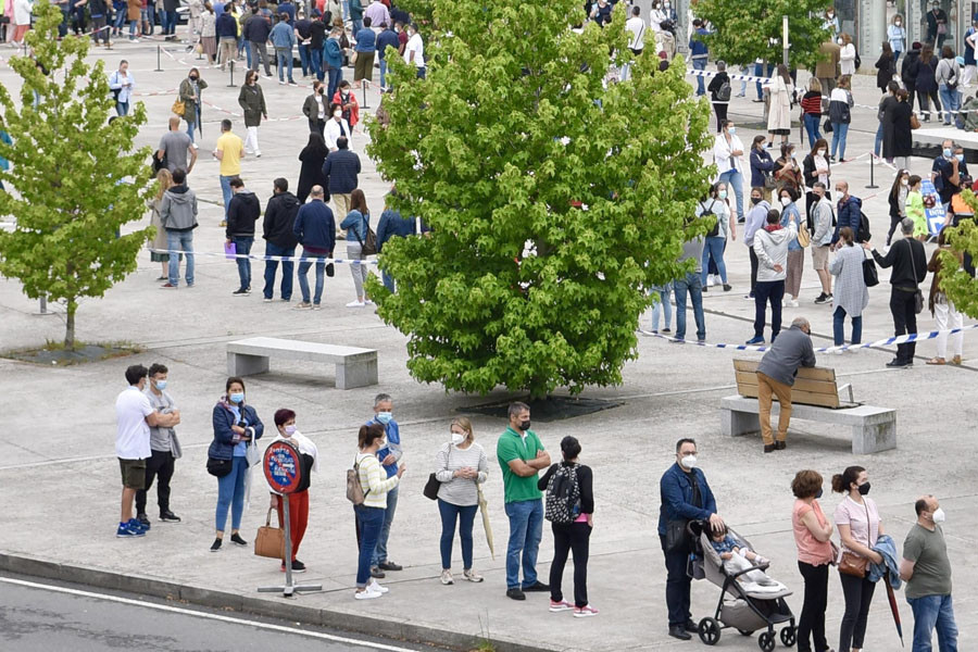 Colas de hasta dos horas en ExpoCoruña en el segundo día  con más citados  para vacunarse