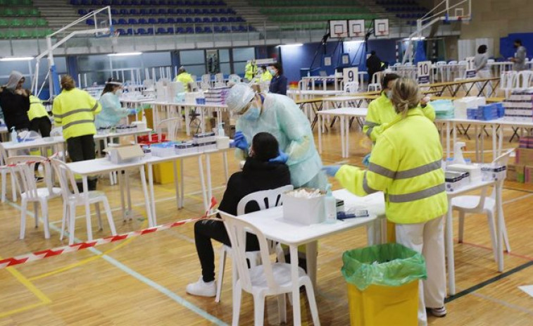 Los nuevos contagios de Covid caen a 87 en Galicia y los casos activos vuelven a descender hasta 1.344