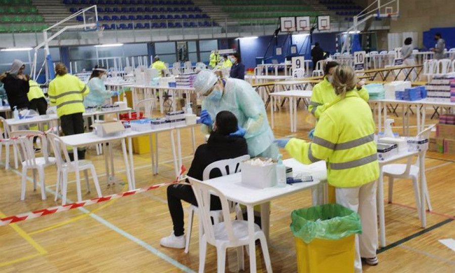 Los nuevos contagios de Covid caen a 87 en Galicia y los casos activos vuelven a descender hasta 1.344