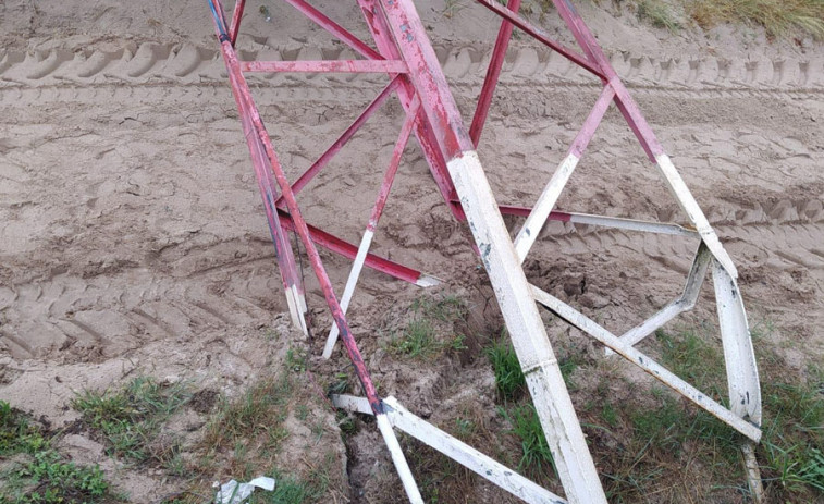 Miño retira por seguridad la antigua torre del servicio de socorrismo de la playa Grande