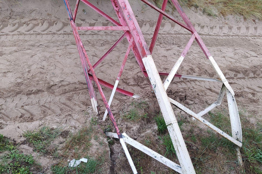 Miño retira por seguridad la antigua torre del servicio de socorrismo de la playa Grande