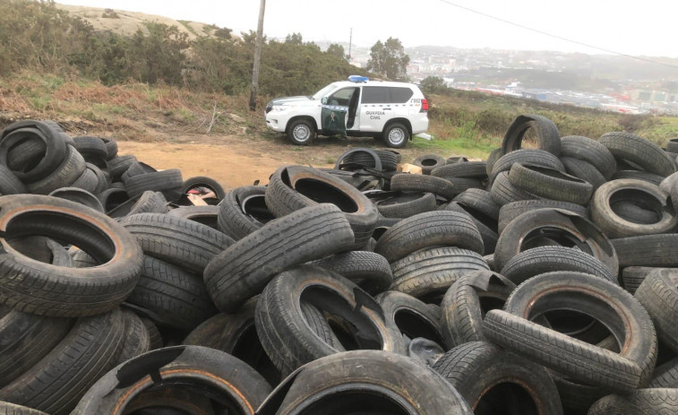 El BNG solicita al Gobierno local que elimine el vertedero ilegal  de neumáticos de Penamoa
