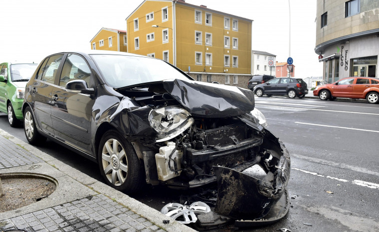 Herido de carácter leve un conductor que se estrelló borracho contra otro coche en la ronda de Outeiro