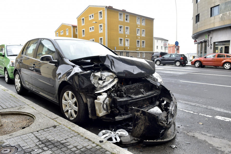 Herido de carácter leve un conductor que se estrelló borracho contra otro coche en la ronda de Outeiro