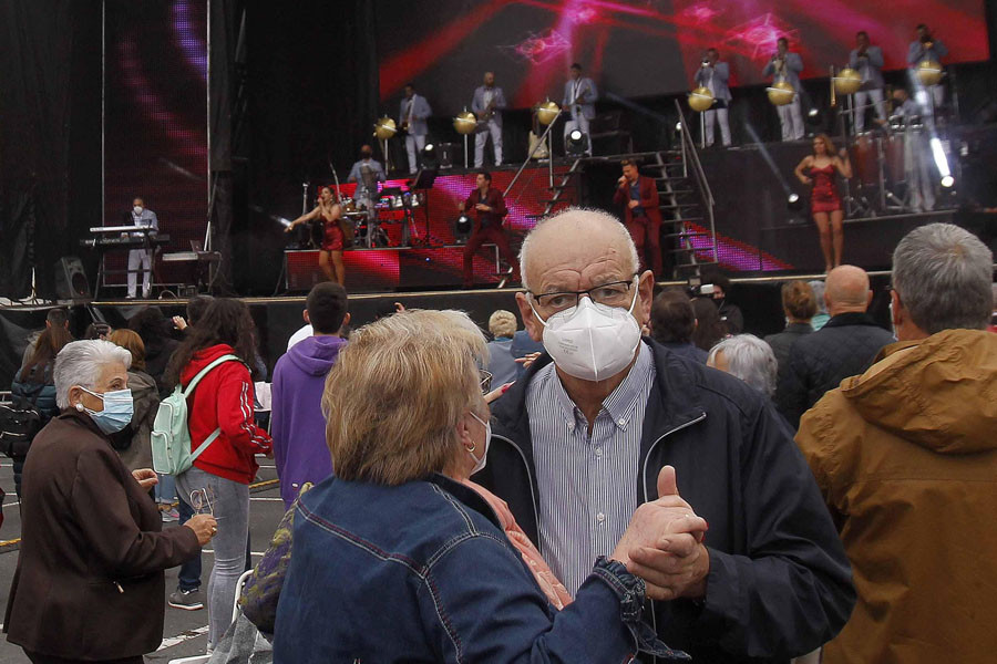 Las ganas de bailar y de disfrutar de nuevo de las verbenas pudieron con la amenaza de la lluvia y el recinto se llenó con las 1.000 personas