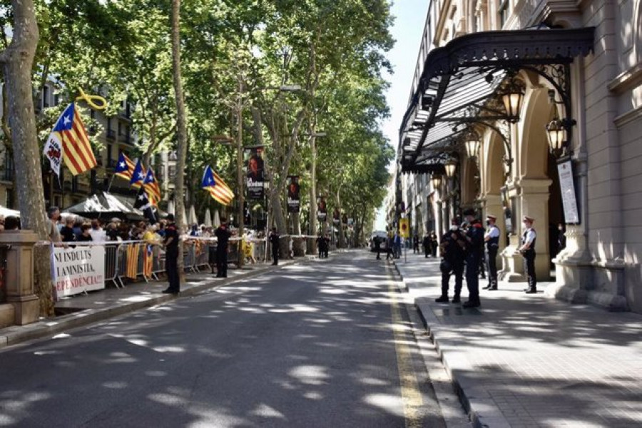 Unas 200 personas se concentran contra el acto de Sánchez en Barcelona una hora antes del acto