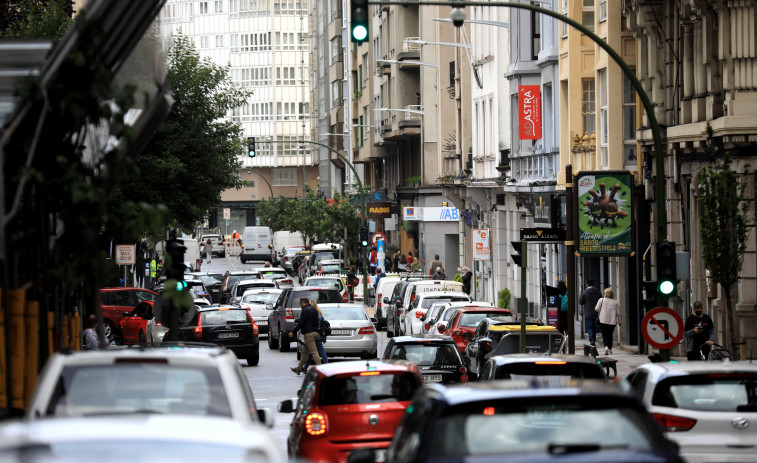El corte al tráfico en la calle de Federico Tapia y la lluvia provocan pequeñas retenciones puntuales