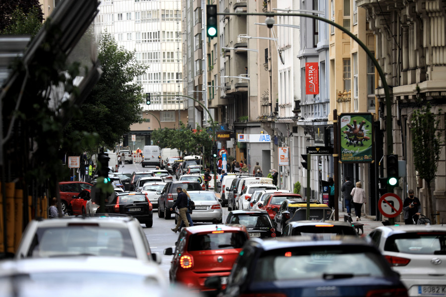 El corte al tráfico en la calle de Federico Tapia y la lluvia provocan pequeñas retenciones puntuales