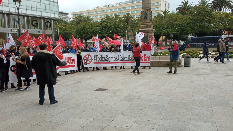 Trabajadores de Caixabank se movilizan en A Coruña contra el ERE