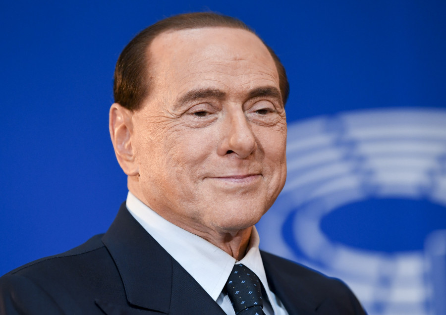 Berlusconi recibe el alta tras pasar tres noches en un hospital de Milán