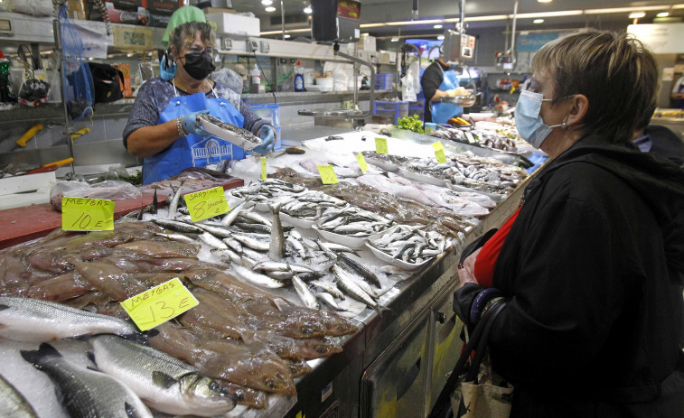 Los mercados notan el impacto del covid en la venta de sardinas para San Juan