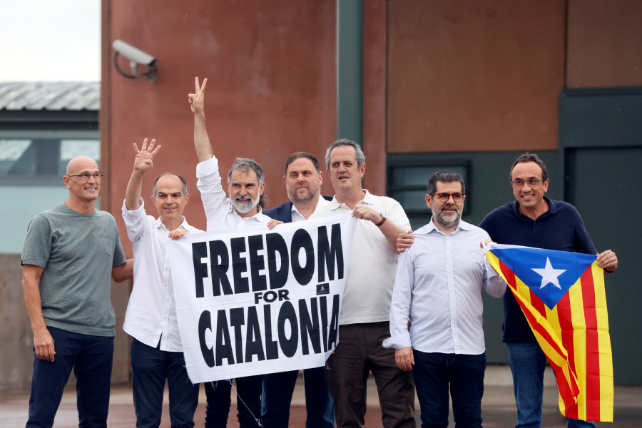 Junqueras, Forn, Rull, Turull, Romeva, Sànchez y Cuixart salen de Lledoners con el indulto