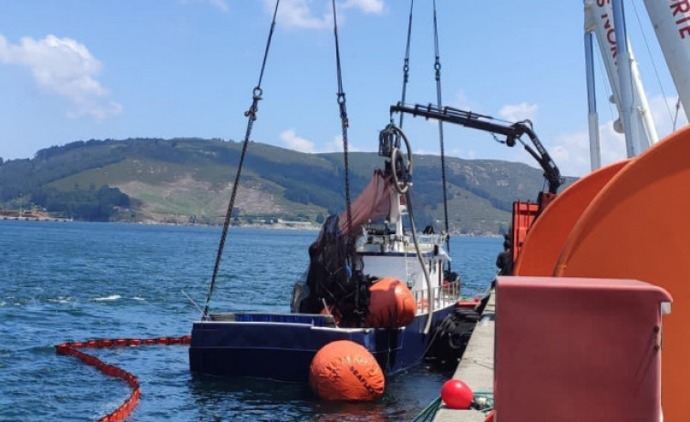 Reflotan en el puerto exterior de Ferrol el cerquero 'Sempre Güeto', siniestrado en Cedeira