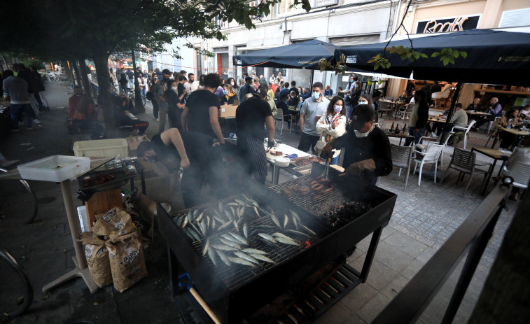 Miles de vecinos mantienen viva en plazas y parques la llama de la Noche de San Juan