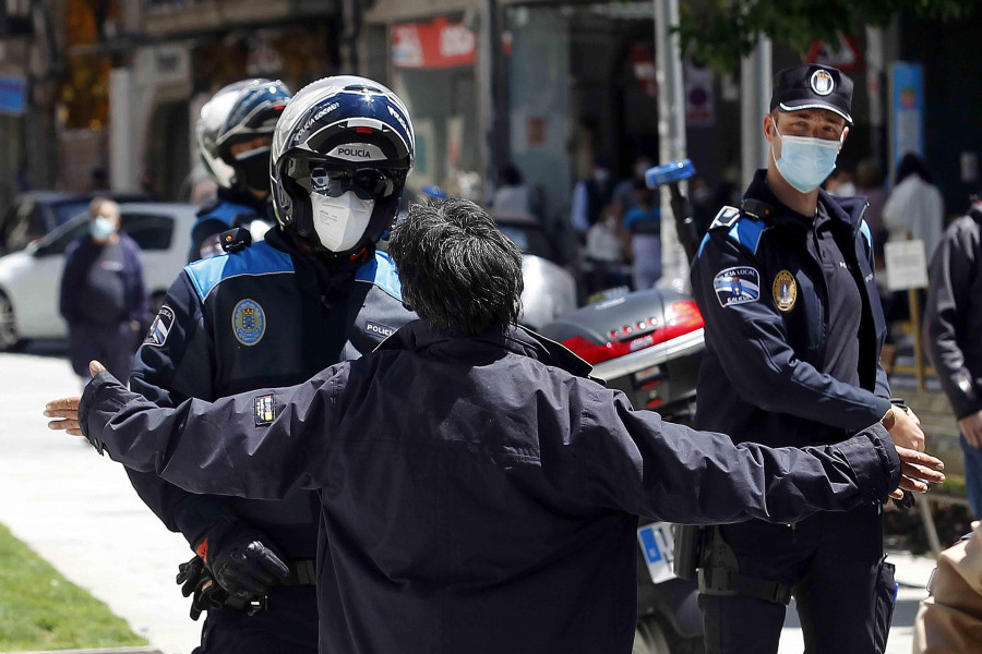 La Policía Local interviene en un altercado  entre indigentes frente a la iglesia Castrense
