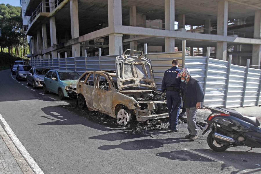 Un incendio nocturno calcina un coche y daña otro en la calle de Simón Bolívar antes de ser sofocado