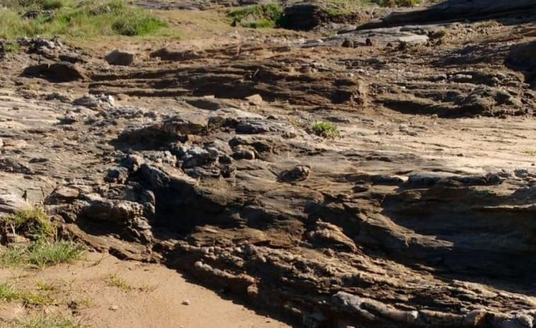 Oleiros ofrece este verano rutas guiadas  por el Monumento Natural Costa de Dexo