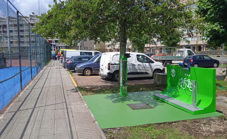 La zona deportiva del paseo marítimo sadense cuenta con una estación de limpieza y automantenimiento de bicicletas