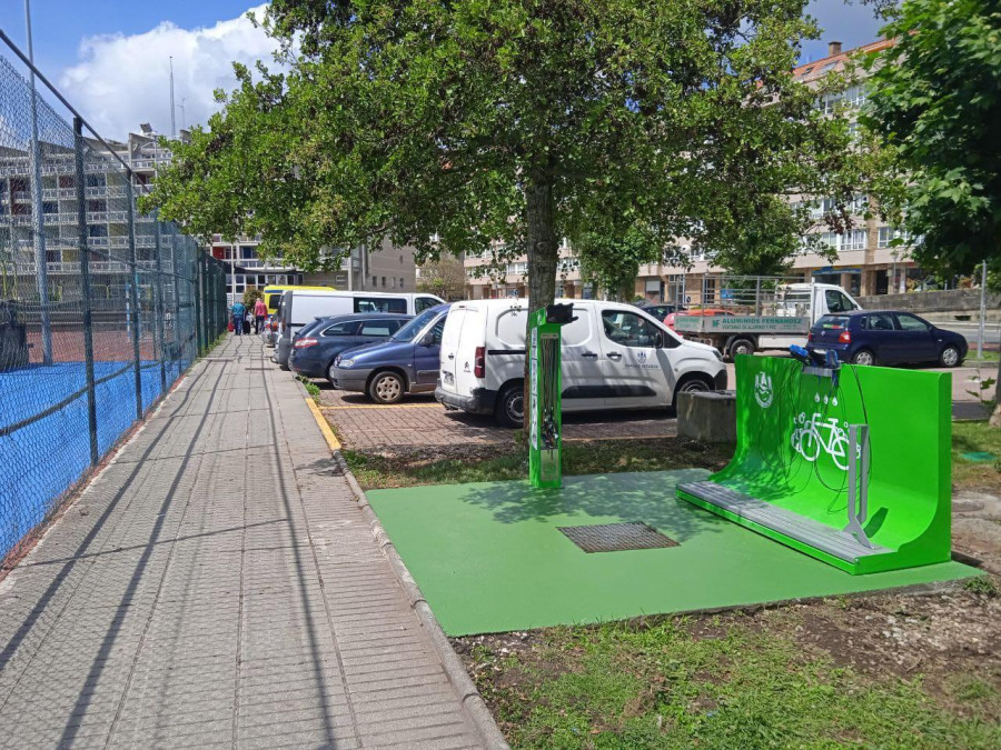 La zona deportiva del paseo marítimo sadense cuenta con una estación de limpieza y automantenimiento de bicicletas