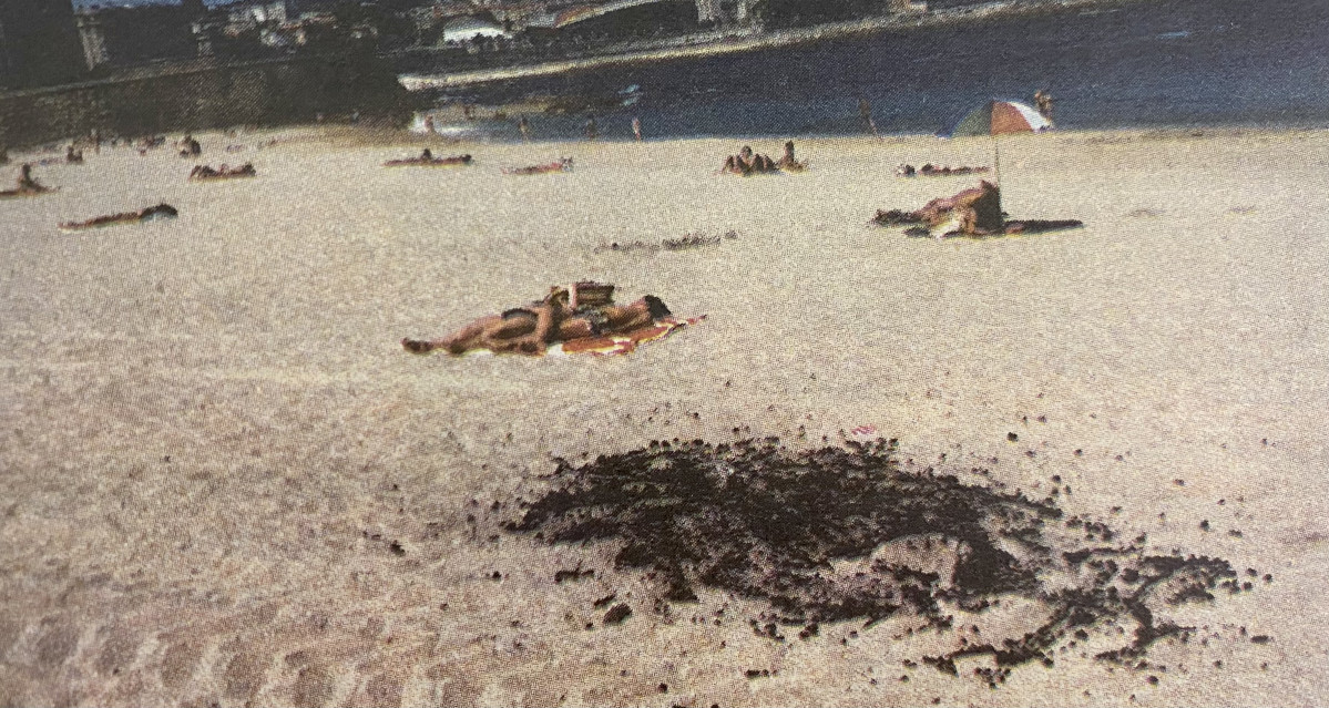 Restos de una hoguera en la playa en 1996