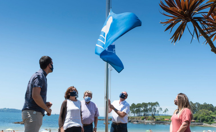 Miño iza la bandera Azul de la playa de Andahío, en Perbes