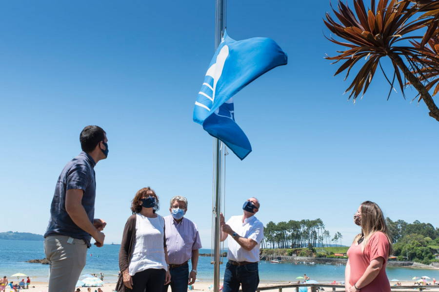 Miño iza la bandera Azul de la playa de Andahío, en Perbes