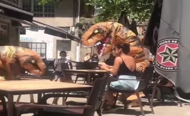 Los dinosaurios se van de terrazas por A Coruña