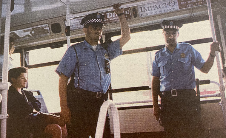 Hace 25 años: La Policía Local patrulla en el bus y no habrá más centros comerciales