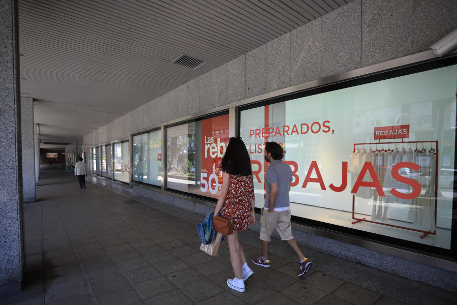 La campaña de rebajas empieza con el propósito de decir adiós a la crisis y colas en las tiendas