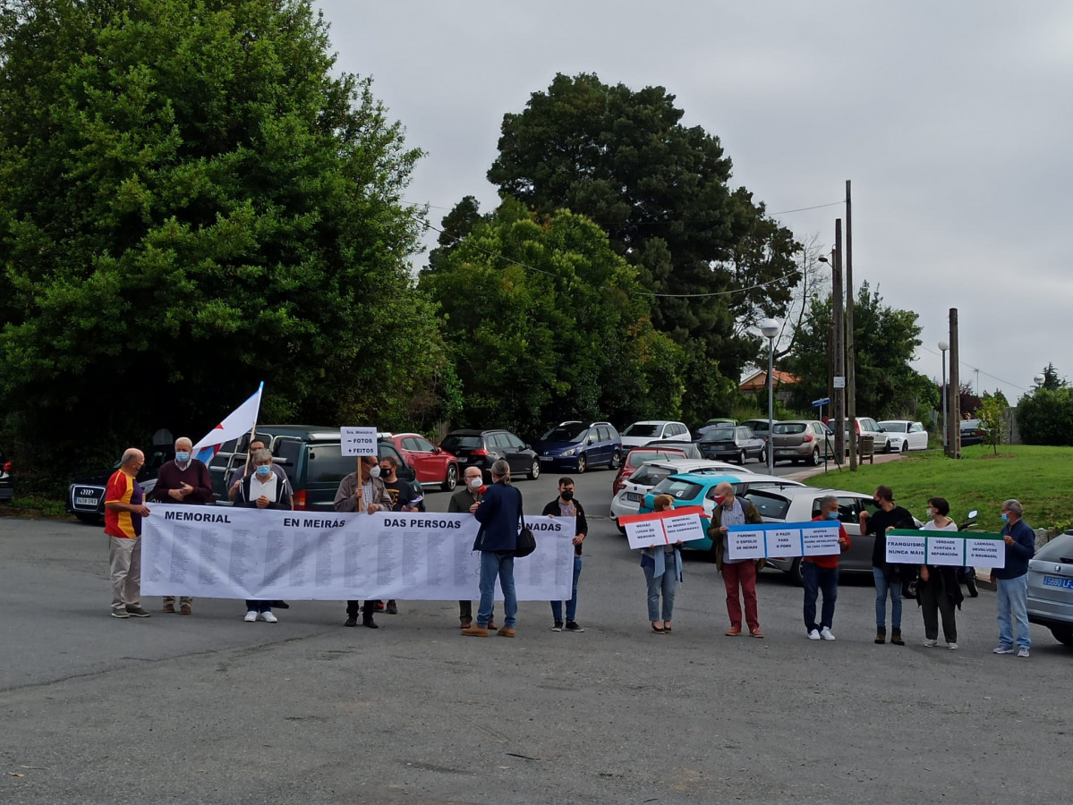 Colectivos de la memoria histórica, en el exterior del Pazo de Meirás