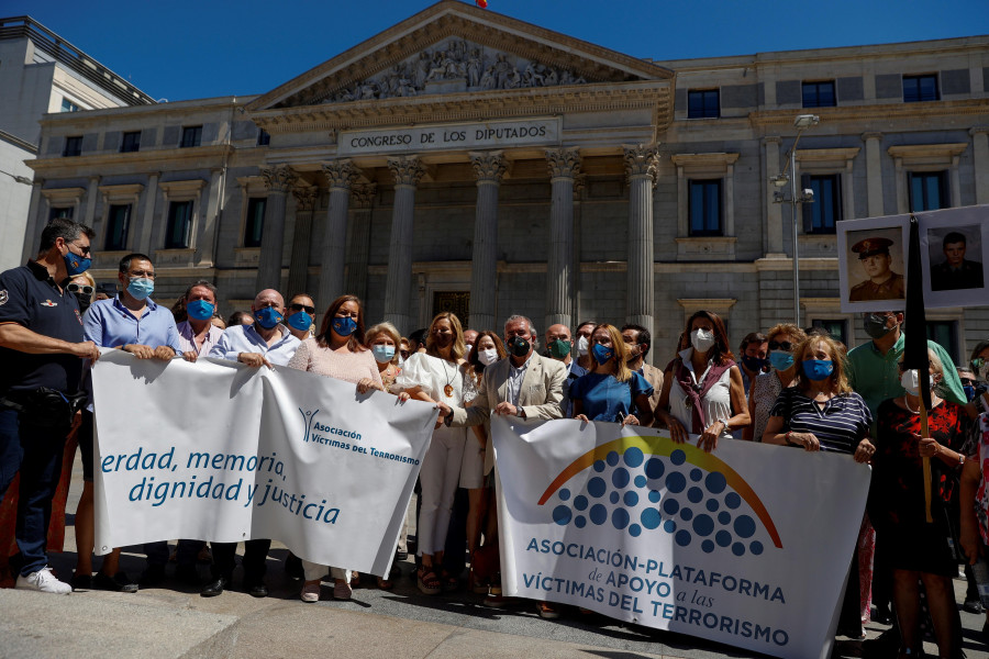 La división marca el homenaje a las víctimas del terrorismo, que critican el acercamiento de presos