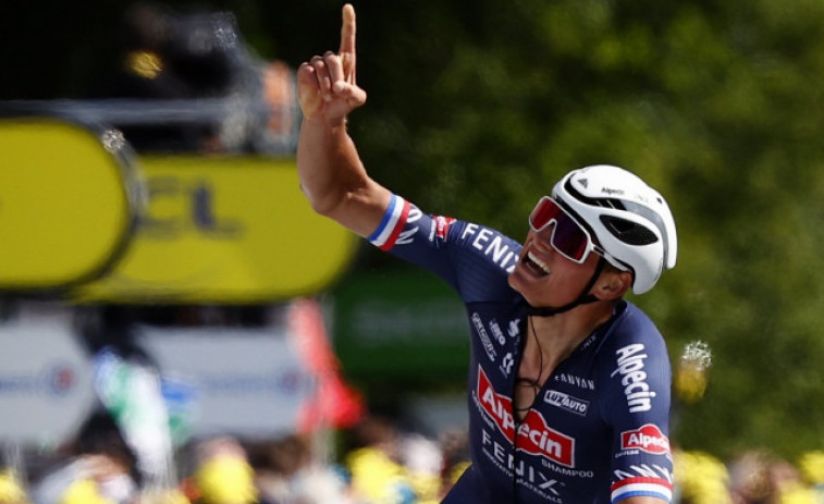 Van der Poel regala a su abuelo,  Poulidor, el maillot amarillo 