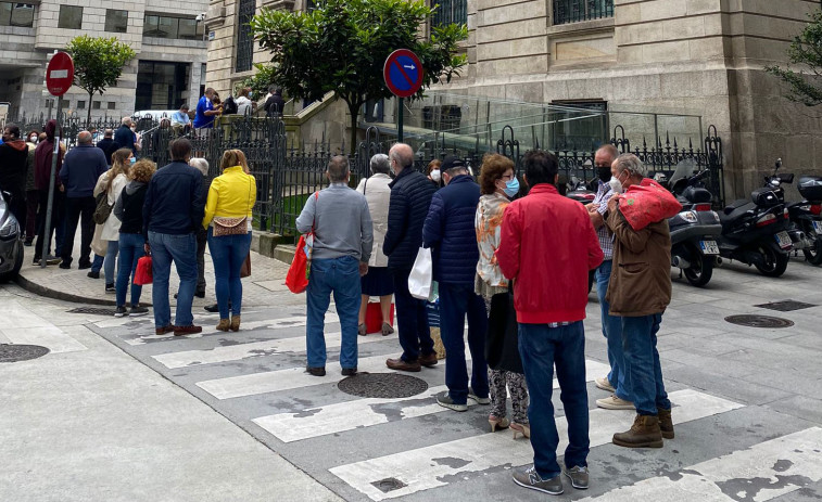 Colas en el Banco de España para cambiar las pesetas antes de que termine el plazo
